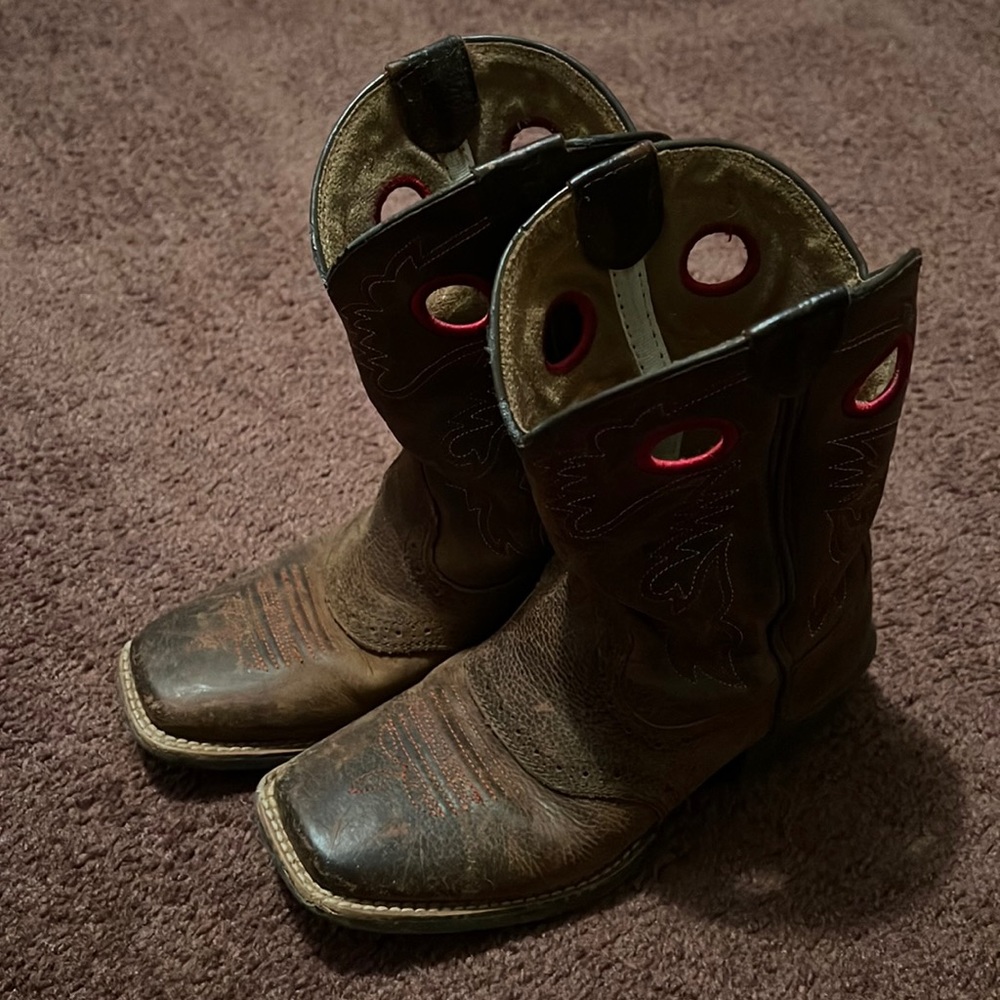 Wrist boys boots size 2.5